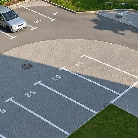 Nova Deluxe Parking & Self Check-in 奥斯威辛